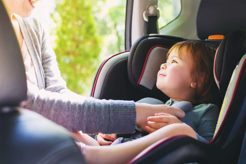 Normas y regulaciones de seguridad de asientos de seguridad para niños en automóviles.